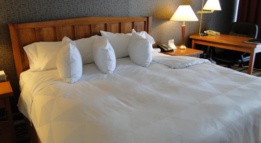 Hotel Doubletree By Hilton Calgary North Zewnętrze zdjęcie