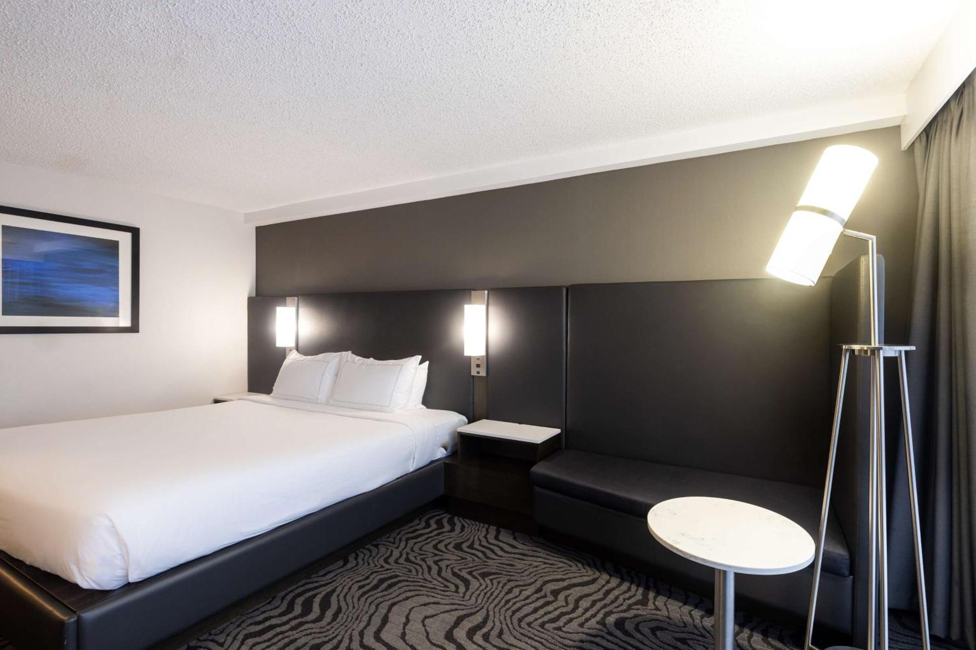 Hotel Doubletree By Hilton Calgary North Zewnętrze zdjęcie